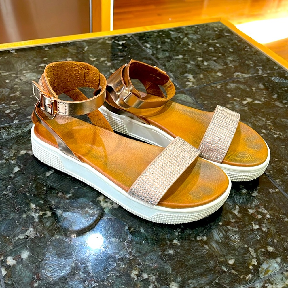 Girls   Size 3. Gently loved sandals. Pretty sparkle straps